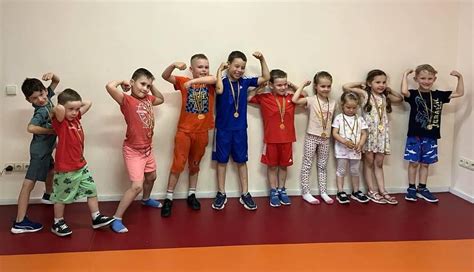 vaikai su sporto inventoriu