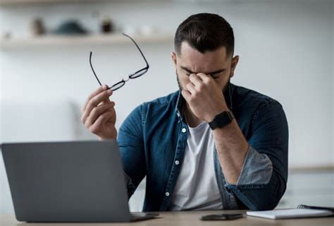 Žmogus, naudojantis kompiuterį ir žiūrintis į ekrane esančią karikatūrą