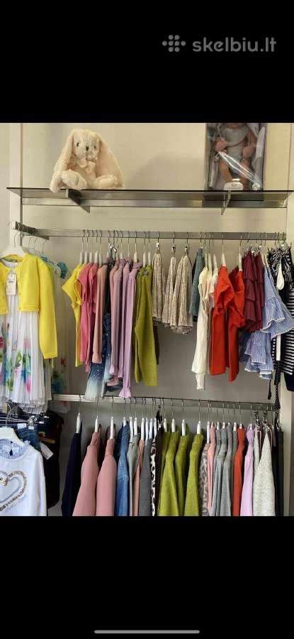 Vaikiškų drabužių parduotuvės interjeras