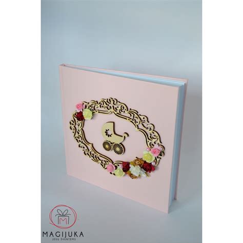 Krikštynų albumas su medinėmis raidėmis