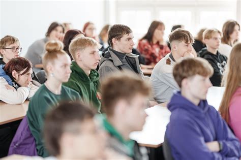 Studentai, besimokantys universiteto auditorijoje