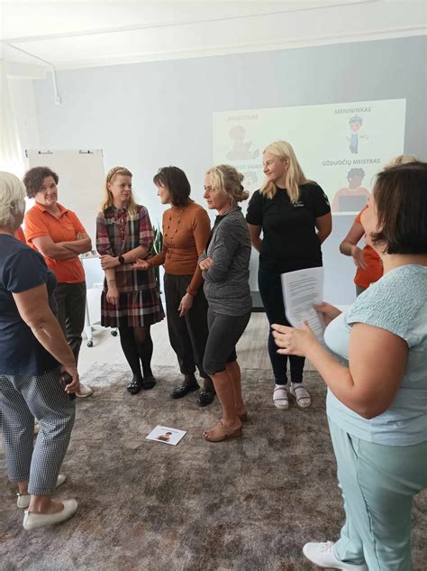 Mokytojai, dalyvaujantys mindfulness seminare