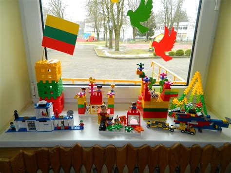 vaikas stato pilį iš lego