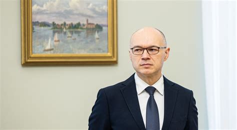 Žmogus, žiūrintis į saulėlydį