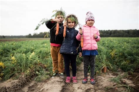 vaikai ožkų ūkyje