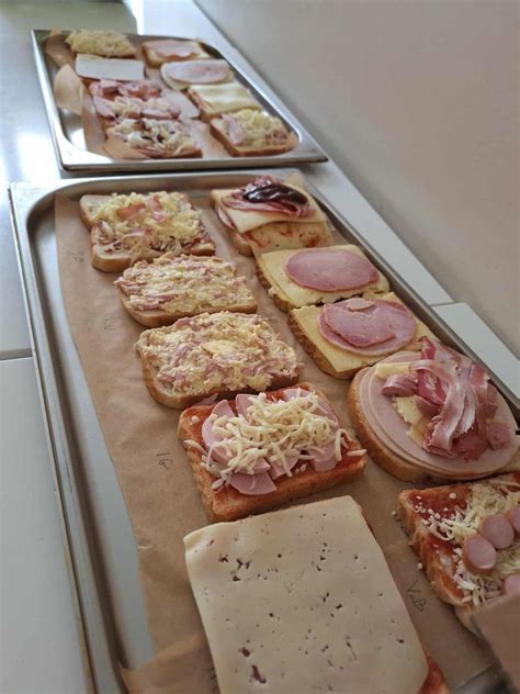 Mokiniai gamina karštus sumuštinius