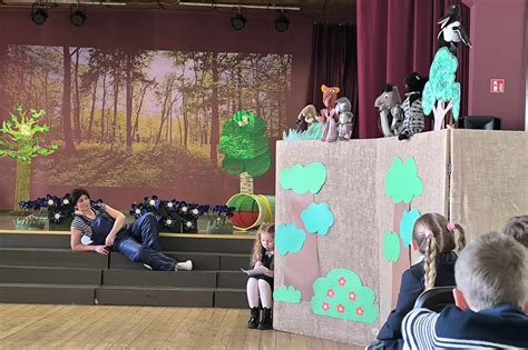 Vaikai dalyvauja teatro užsiėmime