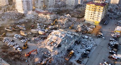 Žemės drebėjimo ir cunamio iliustracija