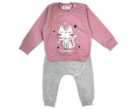 kūdikis su džemperiu ir kelnėmis