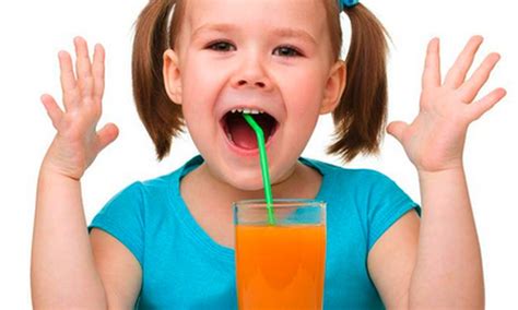 vaikai ragauja citrinų sultis