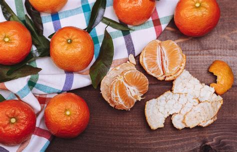 vaikai tiria mandariną