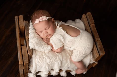 Fotografė dirba su naujagimiu