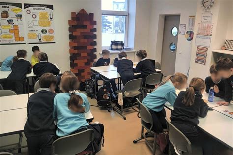 Mokytojai bendrauja prie stalo