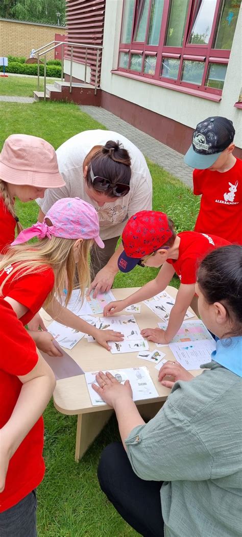 Mokytojai dirba su vaikais