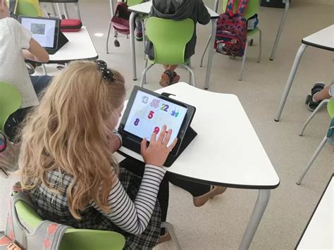 Vaikai naudojasi planšetėmis