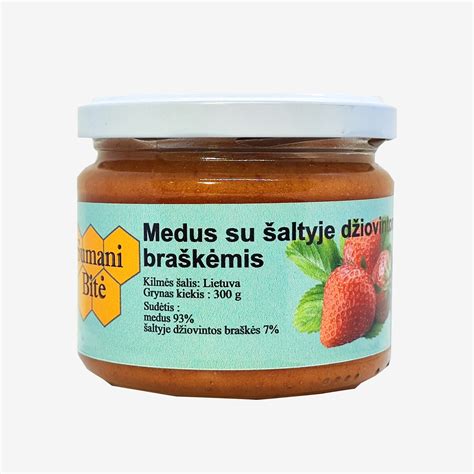 Braškės su šliužų paliktomis gleivių juostomis