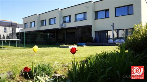 ikimokyklinės įstaigos pastatas ramioje aplinkoje