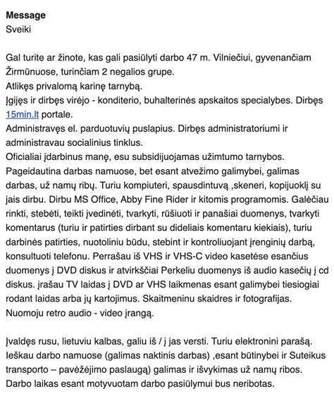 Žmogus ieško darbo skelbimų lentoje