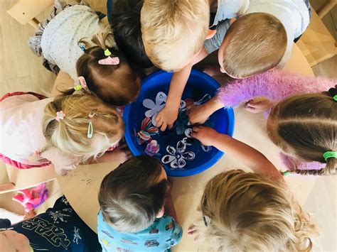 Mokytojai ir vaikai darželyje