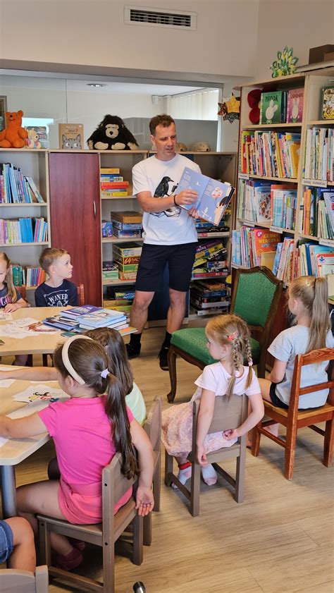 Auklėtoja skaito knygą vaikams