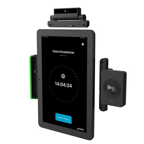 vaikas su šnekančia kortele ir skaitytuvu