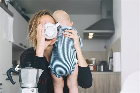 mama su kūdikiu muzikuoja