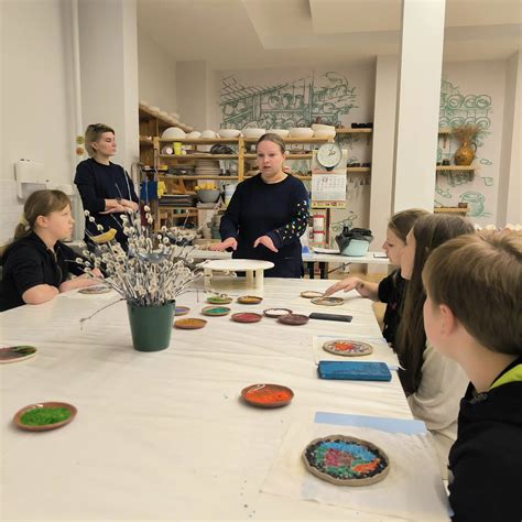 Vaikai dalyvauja keramikos užsiėmime