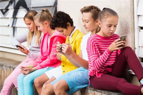 Vaikai su tautinėmis juostomis