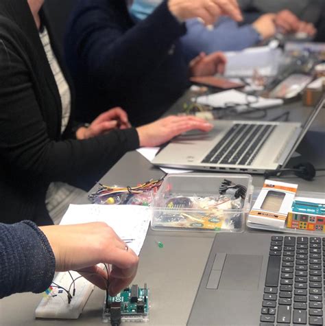 Mokytojų grupė bendrauja mokymų metu