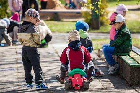 Rudolf Steiner portretas ir Valdorfo darželio vaikai žaidžiantys gamtoje