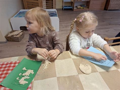 Valdorfo darželio grupė, kurioje vaikai žaidžia su natūraliomis medžiagomis