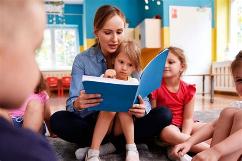 Vaizdas iš Valdorfo darželio, kuriame auklėtoja seka pasaką vaikams