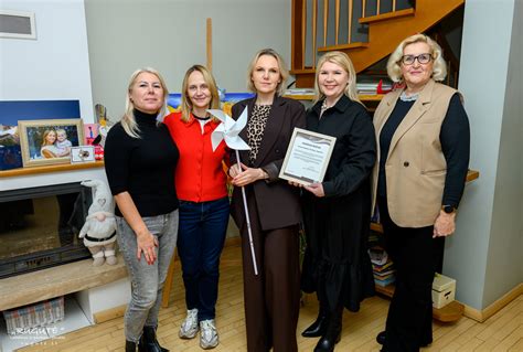 Interjero nuotrauka, rodanti vaikų darželio edukacinę erdvę su žaislais ir mokymo priemonėmis