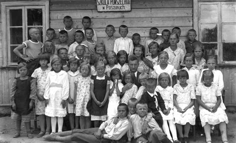 Mokiniai piešia ant didelės sienos mokyklos koridoriuje