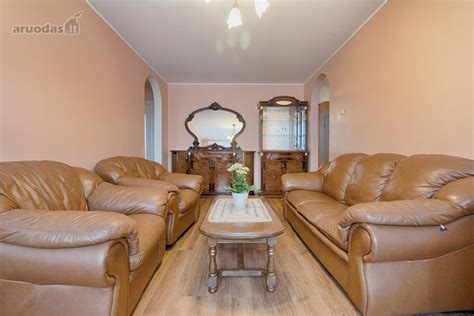 Erdvi, šviesi klasė su minkštais sėdimaisiais baldais ir spalvingomis sienomis