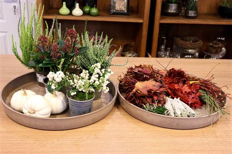 Floristė kurianti dekoracijas