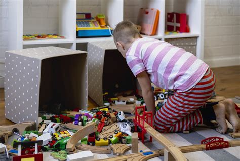 vaikas deda daiktus į savo vaikišką spintelę