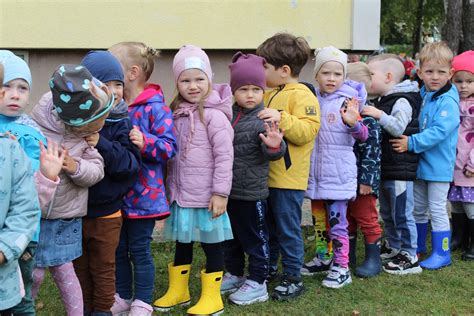 Vaikai, piešiantys ant didelio lapo