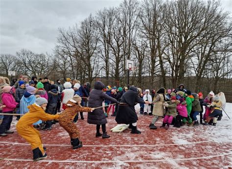 Darželio aplinka lauke su vaikais