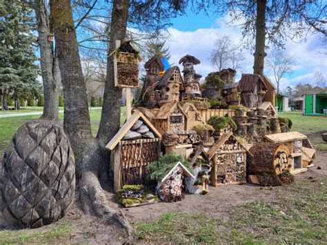 Vaikai stebi vabzdžių viešbutį