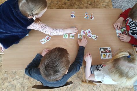 Vaikai atlieka fizioterapijos procedūras