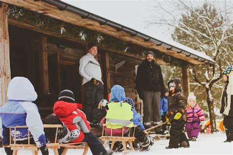Šeima, laukianti prie darželio durų