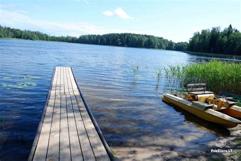 Nameliai prie ežero