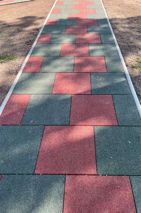 Įvairių spalvų guminė danga vaikų aikštelėms