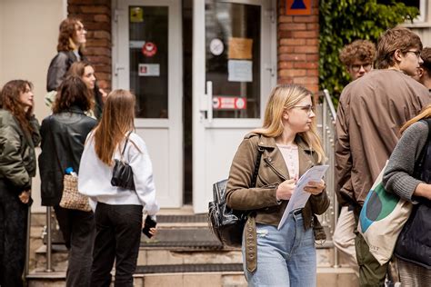 Mokiniai, ruošiantys egzaminus
