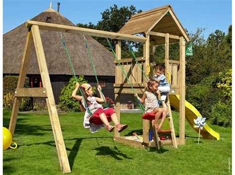 Vaikai žaidžia lauko žaidimų aikštelėje