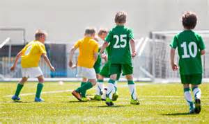 Vaikai, žaidžiantys futbolą