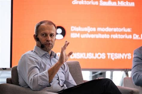 Dalius Misiūnas kalba su studentais