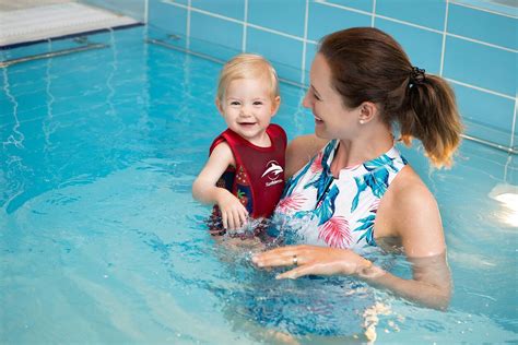 kūdikis plaukioja baseine