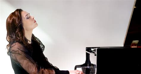 Žmogus, grojantis fortepijonu